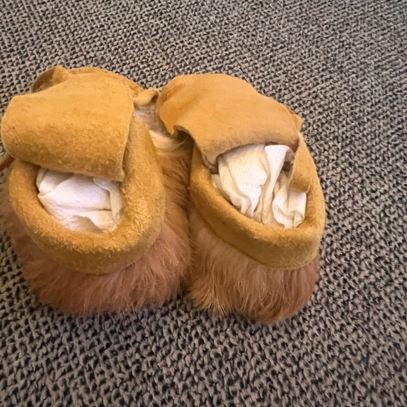 NWOT infant moccasins with fur. - Picture 5 of 6